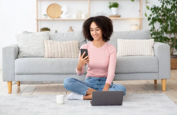 Menajer, sosyal uzaklık sırasında evden, müşteri aramasından ve modern işten çalışır