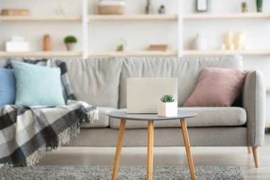 Covid-19 salgını sırasında evde minimal çalışma alanı