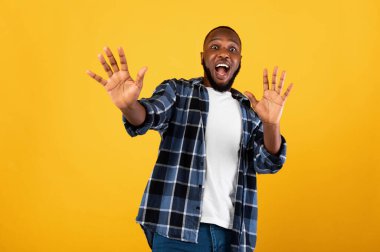 Şok Olan Siyah Adam Bağrışma Hareketi Sarı Arkaplanda Durma