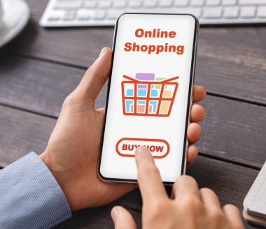 Çevrimiçi alışveriş uygulaması olan cep telefonu tutan erkek eller