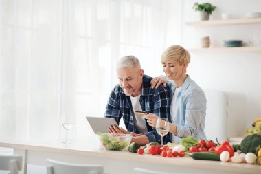 Orta yaşlarda sağlıklı beslenmek, faturaları ödemek, alışveriş yapmak ve internetten alışveriş yapmak.
