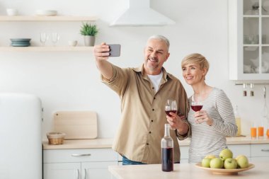 Evde bir randevu, kutlama, aile için selfie ve konforlu daire.