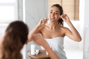 Genç Bayan Diş Temizleme Diş Temizleme Diş ipi ile Diş Banyosunda