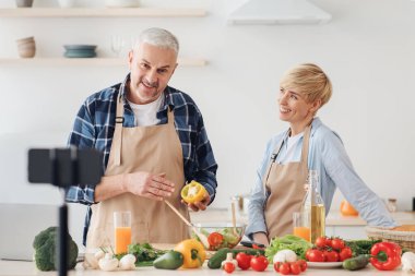 Covid-19 karantinası sırasında evde sağlıklı yemek pişirme hakkında modern popüler blog