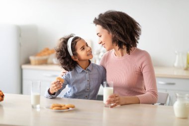 Tatlı Afro Kız ve Süt İçen Kadın