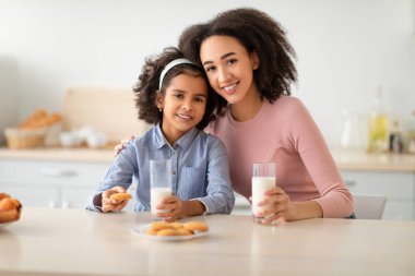 Şirin Afro Kız ve Annesi Süt İçiyor