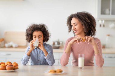 Küçük Siyah Kız ve Afro Kadın Süt İçiyor