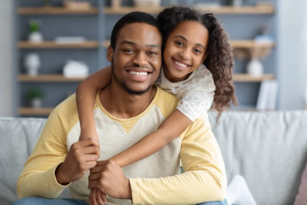 Closeup portrait of happy black father and daughter embracing — Stock Photo, Image