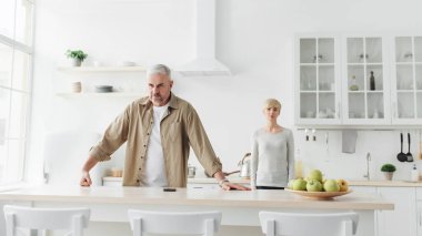 Tartışma ve suçlamadan sonra kızgın çift, üzgün koca ve kızgın eş, kötü evlilik ilişkisi