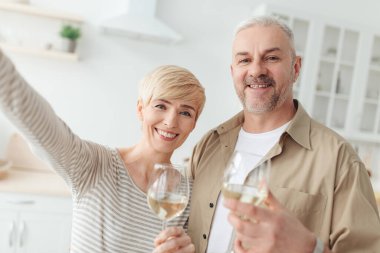 Video araması, evde selfie ve Covid 'de romantik akşam yemeği.