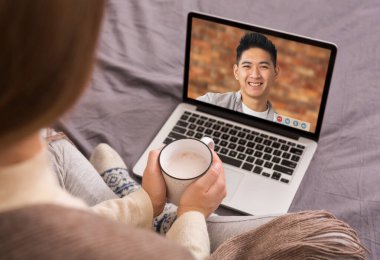 Kadının arka planı, sevgilisiyle video konferansı ve mesafeli ilişkiler yoluyla iletişim kuruyor.