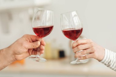 Romantik çift evde yemek yiyor, aşk, ilişki ve aşk kavramı.