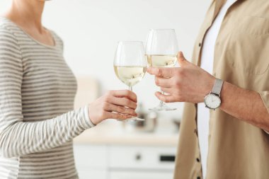 Mutlu aile modern mutfakta romantik vakit geçiriyor.