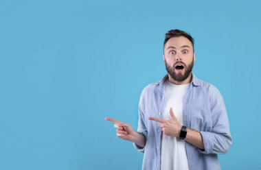 İnançsızlıktaki boşluğu işaret eden bin yıllık adam, mavi arka plan üzerinde ağzı açık duran, serbest alan