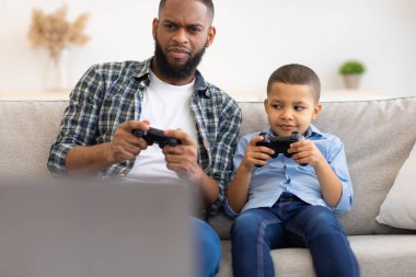 Genç Siyah Baba ve Küçük Oğlu Evde Video Oyunları Oynuyor