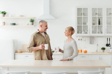 Günaydın, harika nazik ruh hali, taze kahve, içecek ve kahvaltıyı birlikte Covid 'de yapacağız.