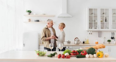 Düzgün beslenme, vejetaryenlik, evde yalnızlık sırasında romantik randevu.