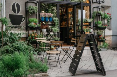 Şehirde tatil için doğa tarzına sahip modern eko kafe, moda çiçekçisi, iç mekan dışı.