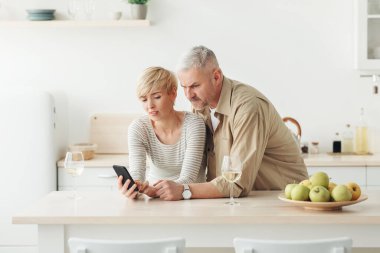 Cihazla ilgili sorunlar, internette kötü haberler ve olumsuz duygular.