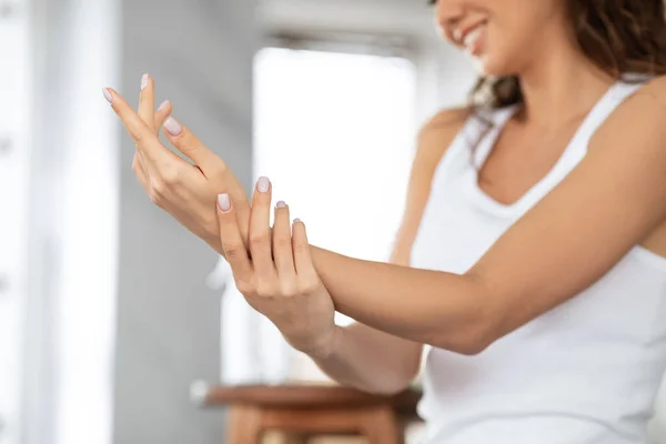 Mujer Aplicando Crema Hidratante En Las Manos En Baño Interior, Recortado — Foto de Stock