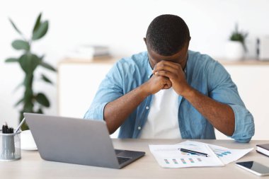 Depresyondaki Afrikalı Amerikalı girişimcinin iş yerinde sorunları var