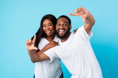 Siyah çift parmaklarıyla resim çerçevesi yapıyor