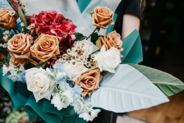 Çiçekçinin elinde modern buket, başlangıç ve küçük işletme, eve teslimat