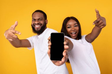 Model için boş akıllı telefon ekranı gösteren siyah çift