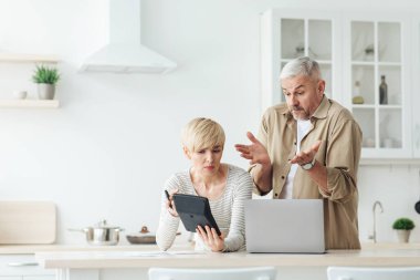 Aile bütçesi, borçlar, ekonomik kriz sırasında evde aylık harcamalar konusunda tartışmalar