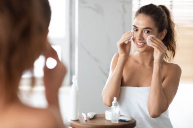 Tuvalette duran Pamuk Pedlerle Makyaj Çıkaran Kadın