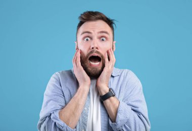 Mavi stüdyo geçmişi yüzünden panik içinde bağıran korkmuş genç adam.