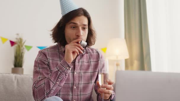 Happy man świętuje urodziny w domu zdalnie, wideo czat z przyjaciółmi, doping z kieliszkiem szampana do laptopa — Wideo stockowe