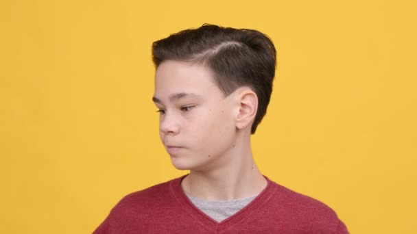 Adolescente chico sacudiendo cabeza diciendo no expresar desacuerdo, fondo amarillo — Vídeo de stock