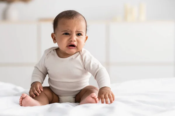 Portrett av trist svart baby som gråter alene – stockfoto