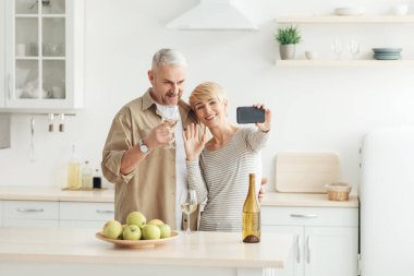 Bayramlarda, evde kutlama yapan çiftler ve video görüşmeleri.