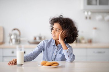 Mutfağa Bakan Şirin Afro Kız Portresi
