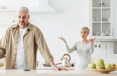 Tartışmalar, tartışmalar, skandallar, çift ilişkilerinde sorunlar ve kendini tecrit sırasında evde taciz