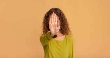 COVID-19 salgını sırasında sosyal uzaklık, yorum ya da jest yok