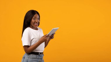 Neşeli Afrikalı Amerikalı bayan cep telefonu kullanıyor.