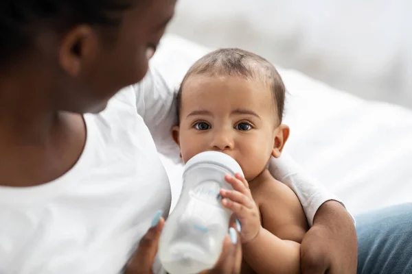 Carino piccolo bambino afroamericano che beve dal biberon — Foto Stock