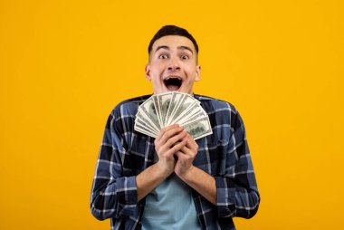 Heyecanlı beyaz adam elinde para tutuyordu, OMG diye bağırıyordu.