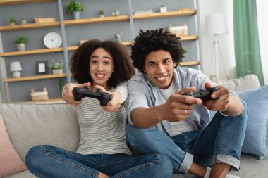 İzolasyon sırasında evde boş vakitlerde ve eğlencelerde birlikte eğlenmek.