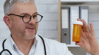 Erkek Doktor Klinikte Tıbbi İlaç Tüpü Tavsiye Ediyor