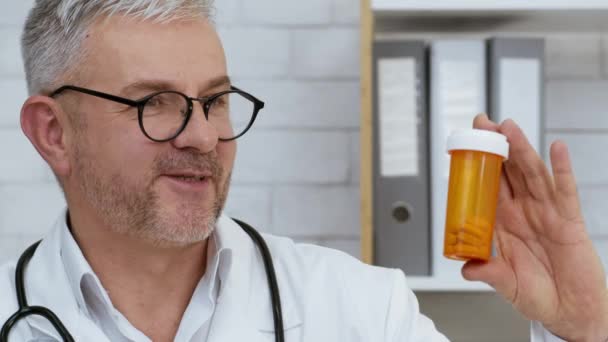 Männlicher Arzt zeigt Medikamentenschlauch in Klinik — Stockvideo