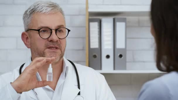 상담중에 환자에게 처방하는 병을 보여 주는 의사 — 비디오
