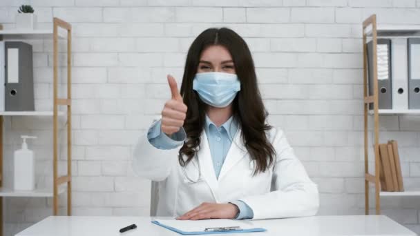 Dokter Perempuan Gesturing Thumbs-Up To Camera Wearing Face Mask Indoors — Stok Video