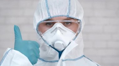 Sağlık İşçisi Koruyucu Tehlikeli Madde Giysisi Giyen, Beyaz Arkaplan