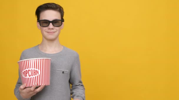 Teen chlapec gesturing palce nahoru nošení 3D brýle přes žluté pozadí — Stock video