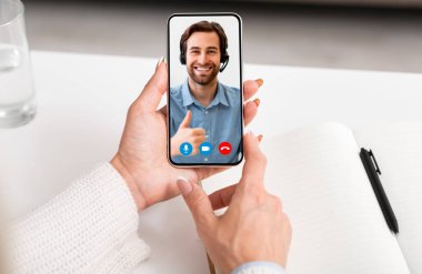 Uzaktan iletişim. İşadamı Smartphone 'da İş Arkadaşlarıyla Video Görüşmesi Yapıyor