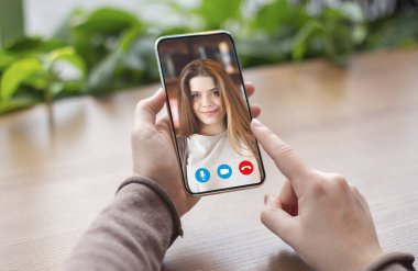 Çevrimiçi İletişim. Bir kadın dışarıda akıllı telefonuyla arkadaşıyla görüntülü konuşma yapıyor.